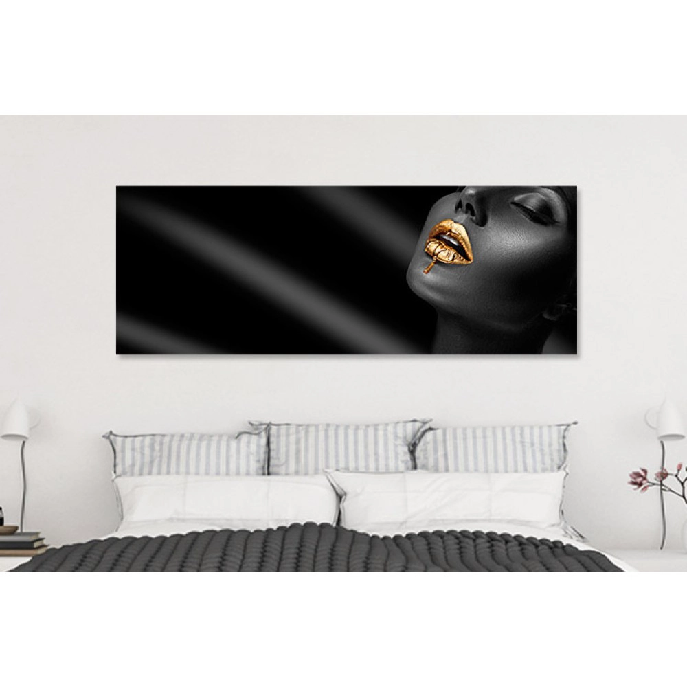 Tablou frumoasa cu buze aurii